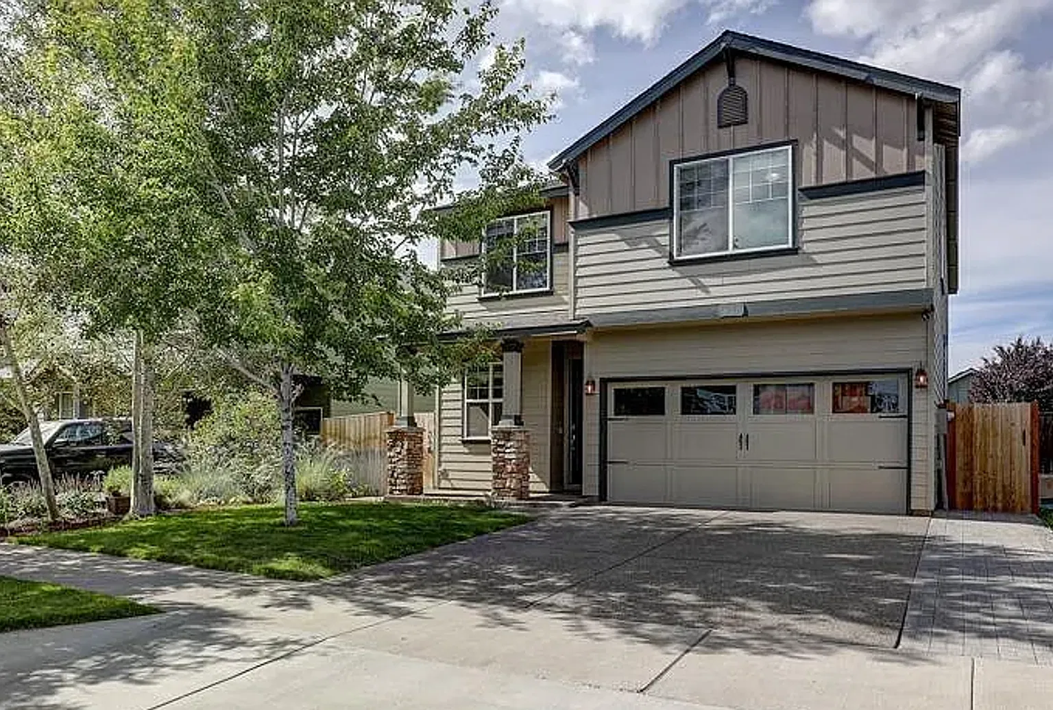 Unfurnished Beautiful 4-Bedroom + Office Home with Fenced Yard in NE Bend! — Photo 2