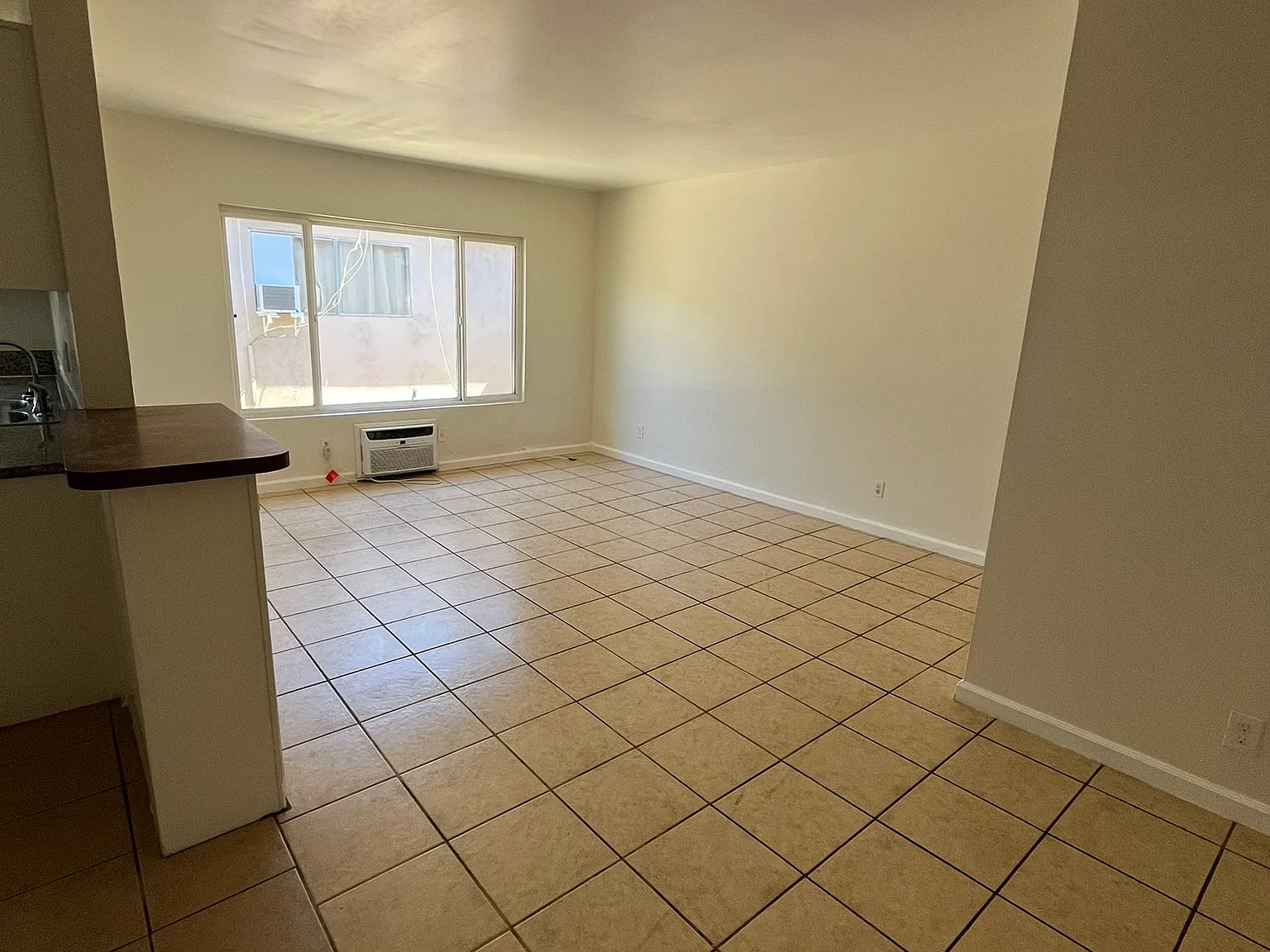1 bed, 650 sqft, $1,800 — Photo 2