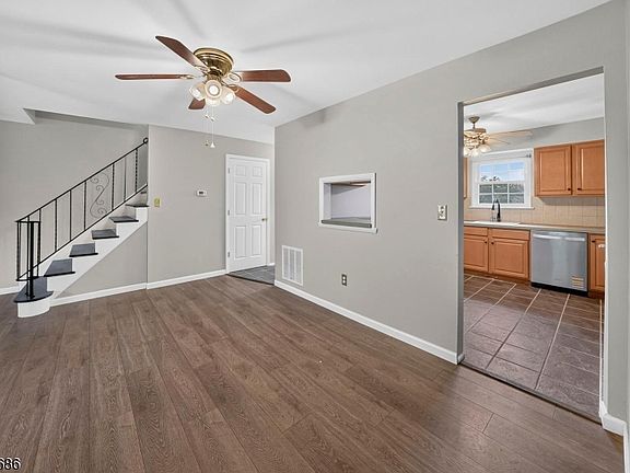 4th image of 301 Windsor Ct
