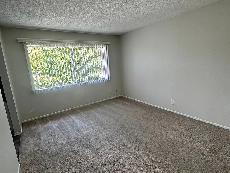 1236 Devonshire Ln — Photo 30