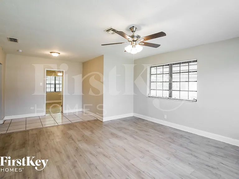 1121 NW 23rd Ter — Photo 4