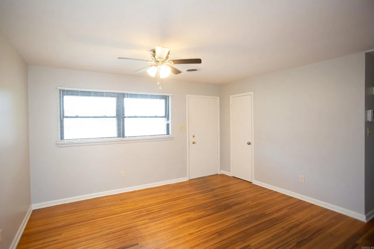 3 bed, 1.5 bath, 1275 sqft, $1,500 — Photo 2