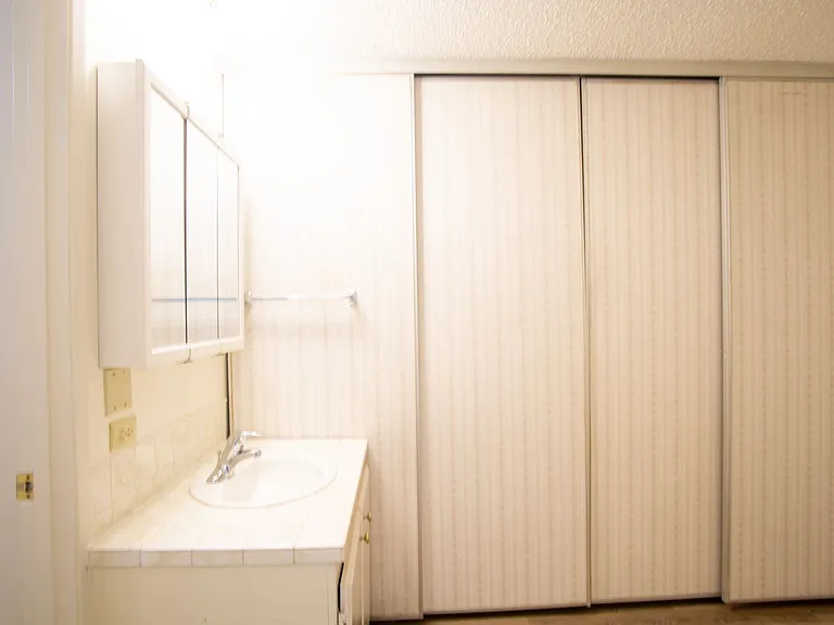 Free Rent Special: Spacious Top Flr 2bdr Flat, W/D Hk-Up, D/W, Tons Of Storage, Balcony! — Photo 16