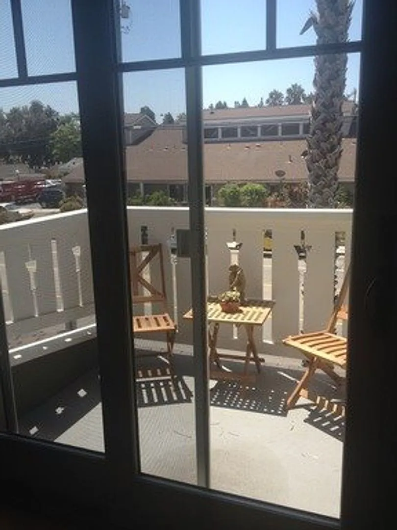 Live Upstairs, Work Downstairs: Rare Versatile Carpinteria Craftsman Townhouse! — Photo 2