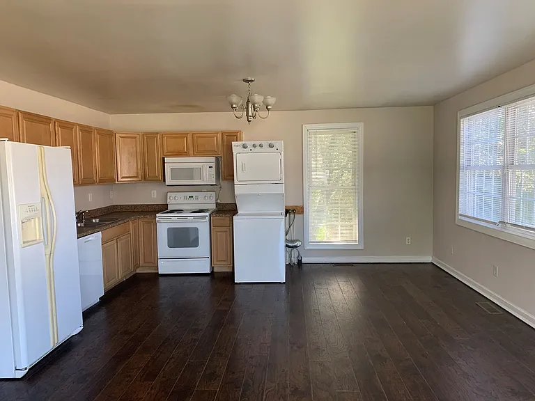 2219 Poplar St — Photo 8