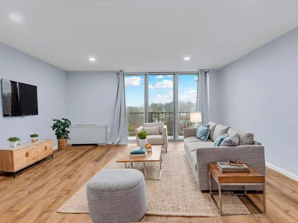 4520 King St APT 601, Alexandria, VA 22302