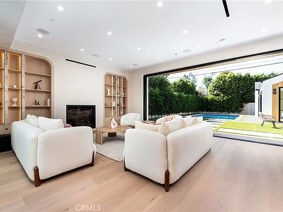 4th image of 16749 Addison St