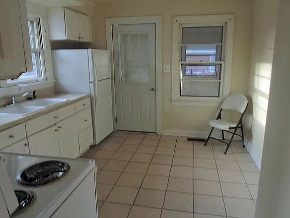 5th image of 810 S Commerce St