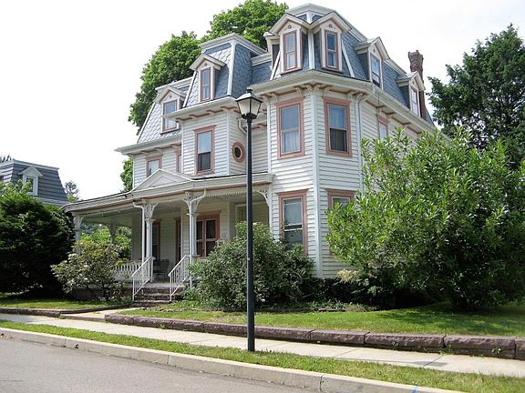 2nd image of 415 Erie St