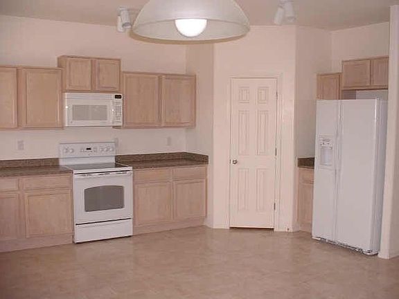 Big Kitchen.  New Appliances!