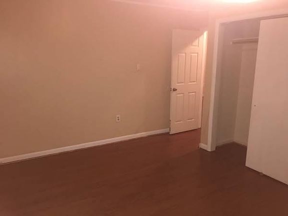 4th image of 1050 Woodstock Ln