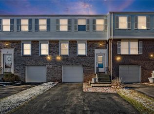 5 Bramblewood Ln, Penfield, NY 14526