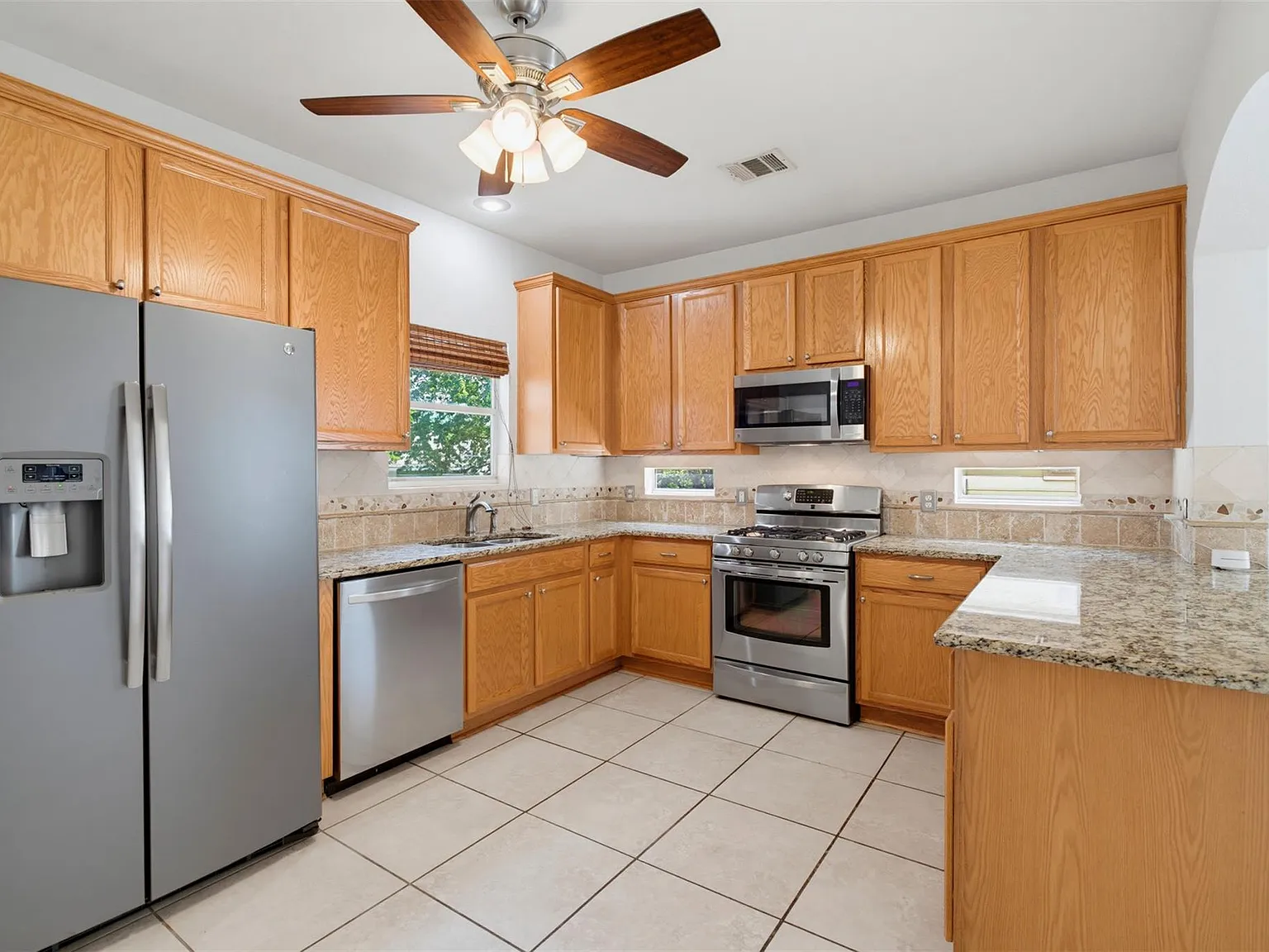 4 bed, 2.5 bath, 1724 sqft, $2,700 — Photo 4