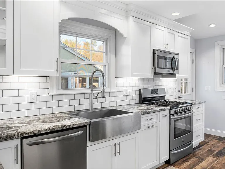 46 Upland Ave — Photo 12