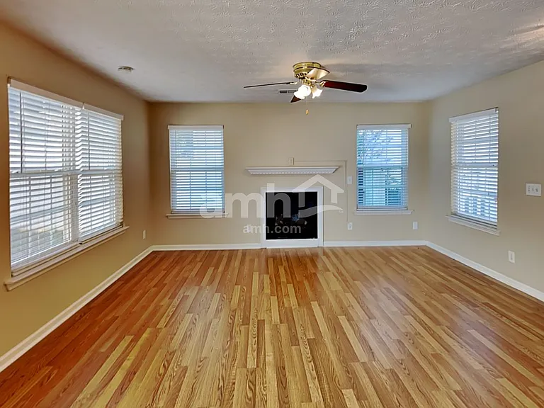 930 W Oaks Dr — Photo 5