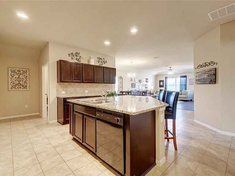 136 Denton Dr — Photo 7