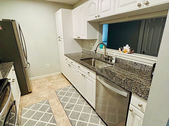 4th image of 690 S Porter St APT 28