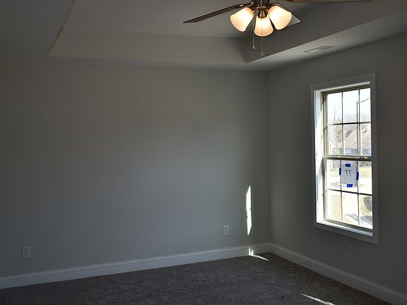 5th image of 77 Chestnut Dr
