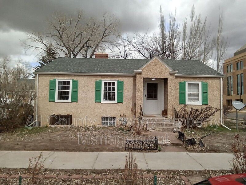 1st image of 819 E Lewis St