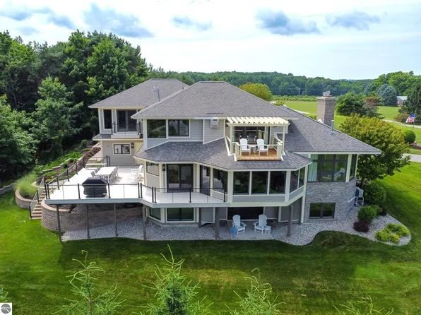 12100 E Spinnaker Ln, Suttons Bay, MI 49682
