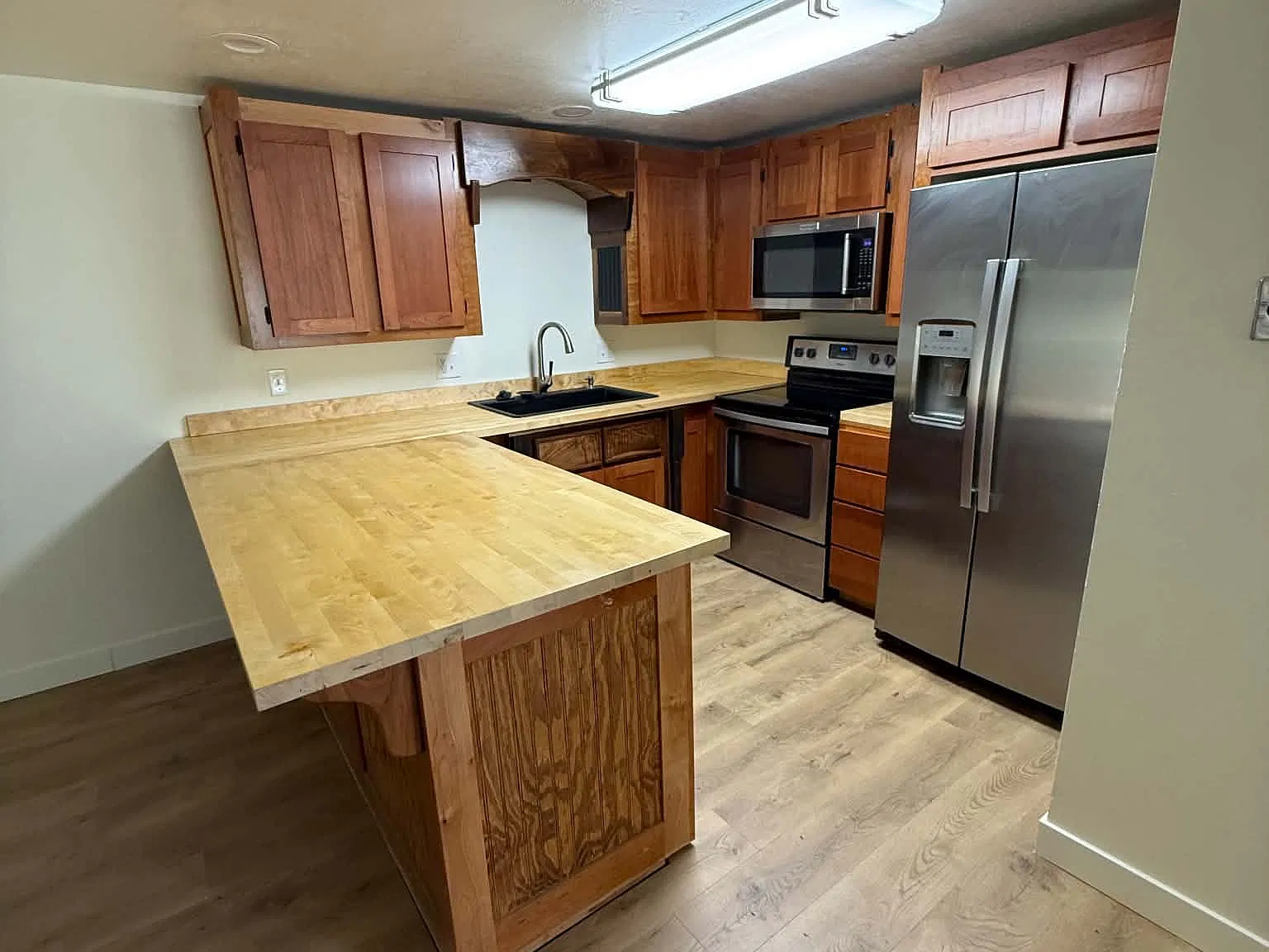 5 bed, 2.5 bath, 2600 sqft, $2,950 — Photo 2