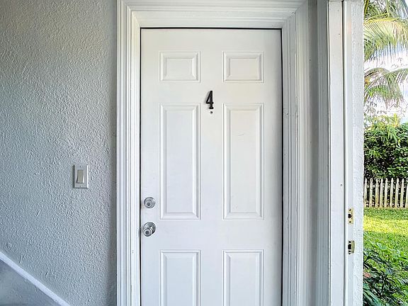 4th image of 518 Biscayne Dr #D
