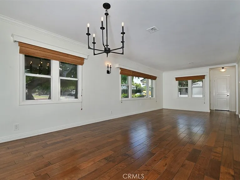13902 Calvert St — Photo 6
