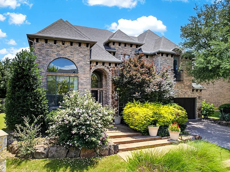 4101 Cherokee Dr — Photo 2