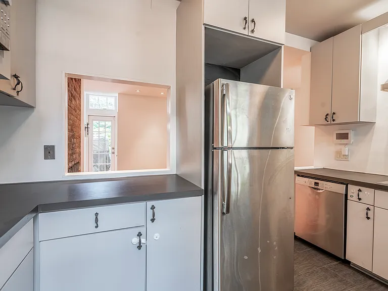 2228 Pine St — Photo 3
