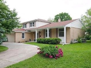 2505 Greenwood Rd, Glenview, IL 60026