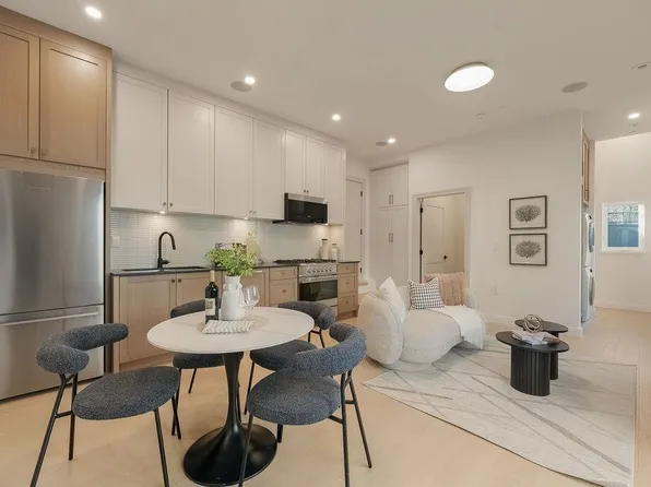 2544 Grant St, Vancouver, BC V5K 3G4