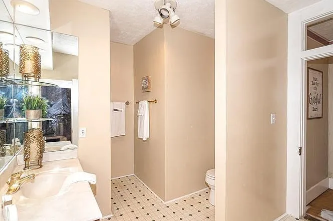 70 Washington Ave — Photo 16