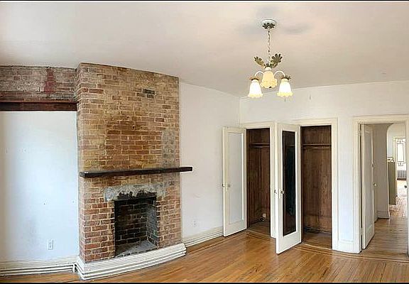 4th image of 832 Manhattan Ave #2
