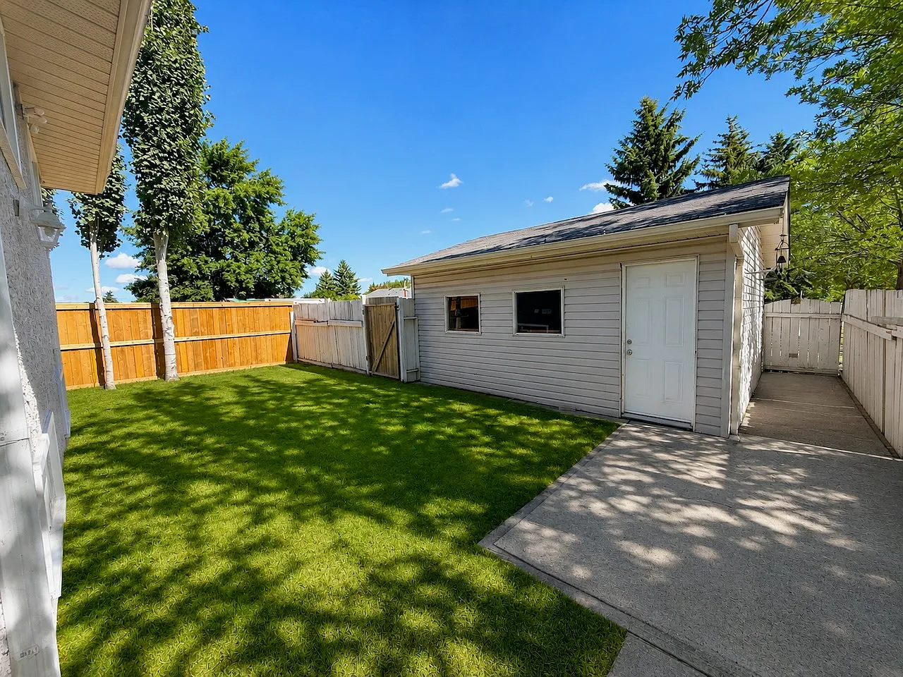 4 Bed 2 Bath Double Garage NE Fraser Edmonton — Photo 3