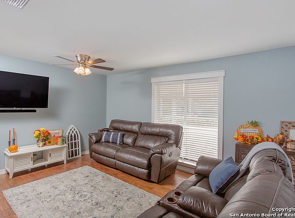 3rd image of 8303 Castlecreek Dr