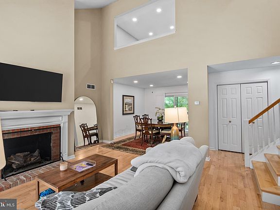 4th image of 1964 Meadow Ln