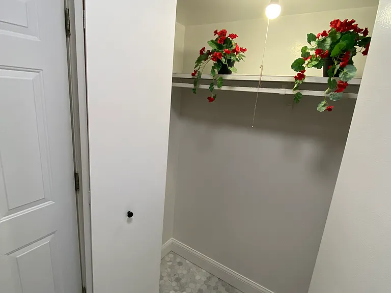 914 Van Buren Ct — Photo 3
