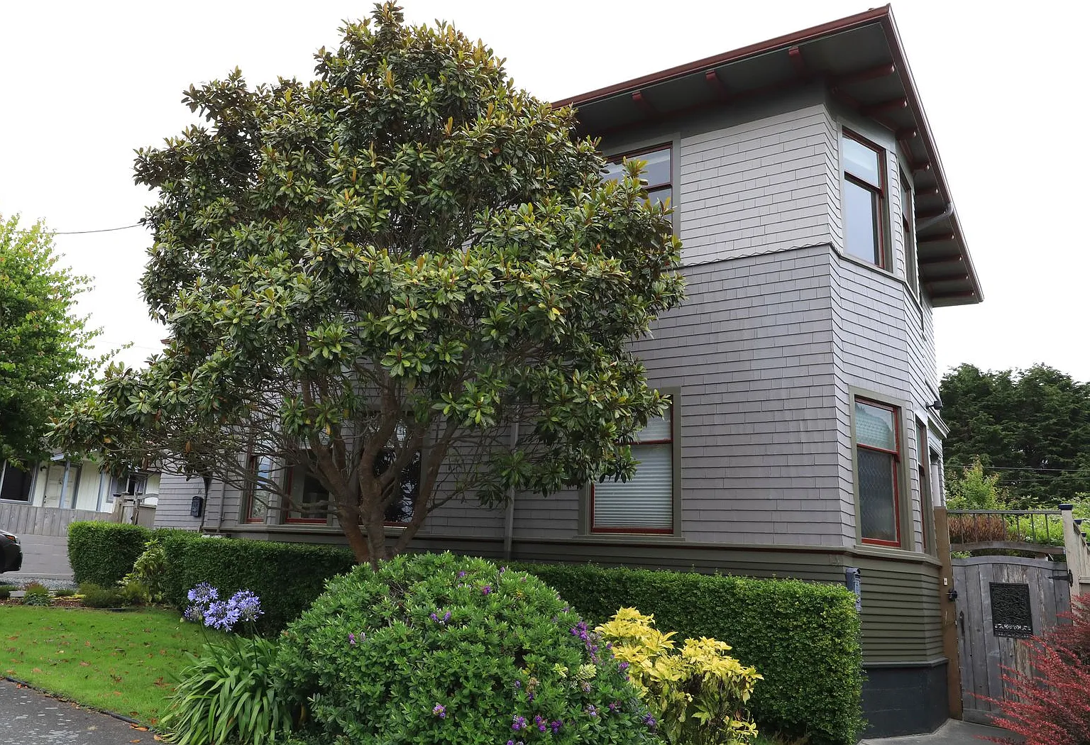 Spacious Updated Victorian Apartment, some utilities included — Photo 1