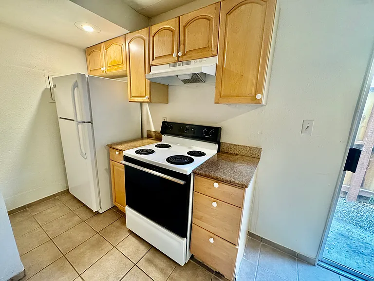 2710 E St #4 — Photo 4