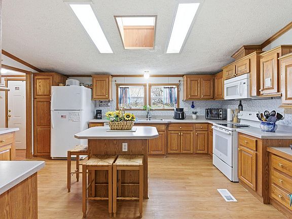 5th image of 1085 Woodlake Rd