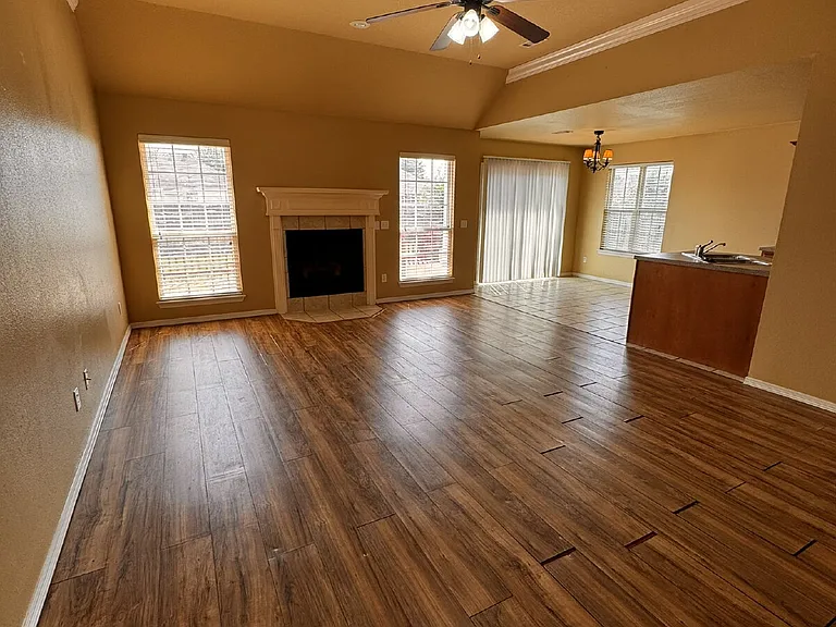 1532 Hutchinson St — Photo 3