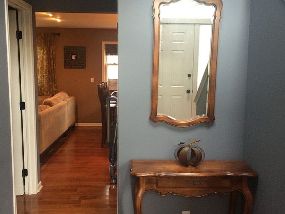 Bright, 2-story foyer