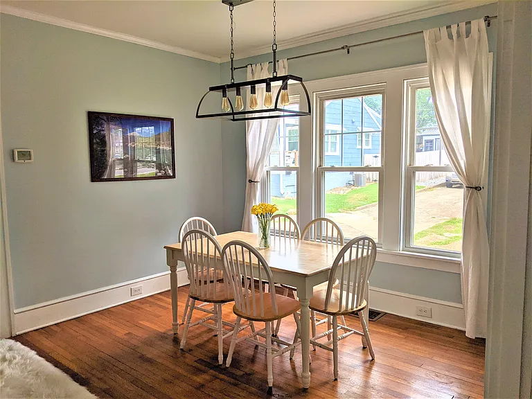 Dining room seats 6