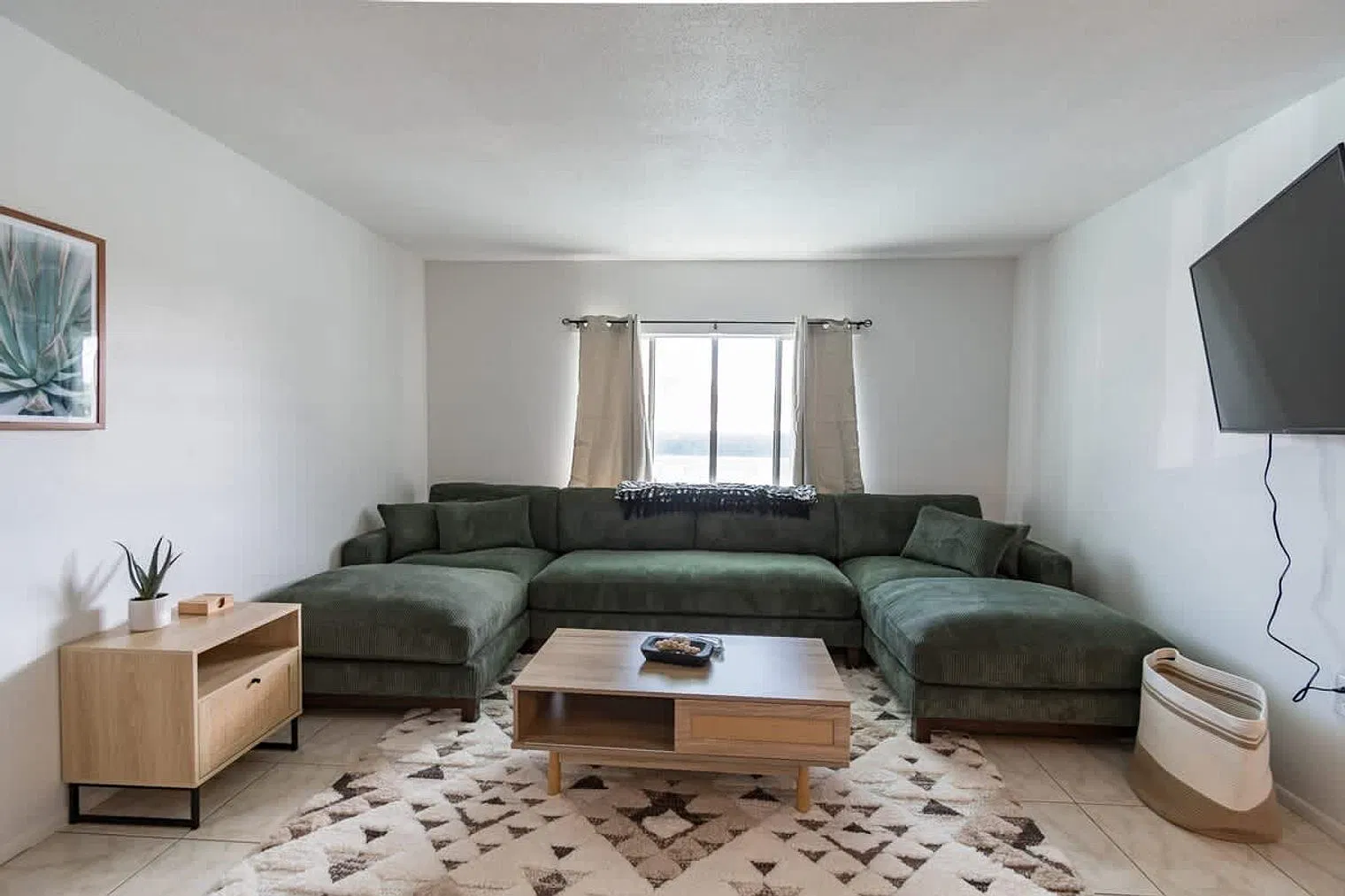 2 bed, 1.0 bath, 796 sqft, $2,916 — Photo 2
