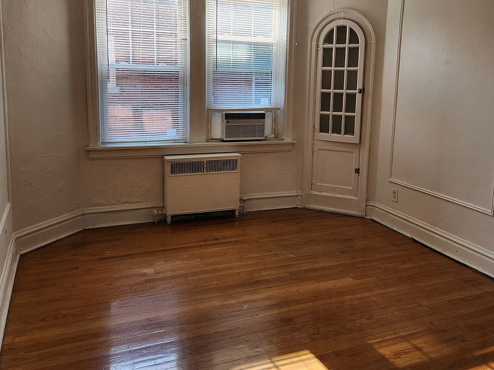 Studio with ample space.