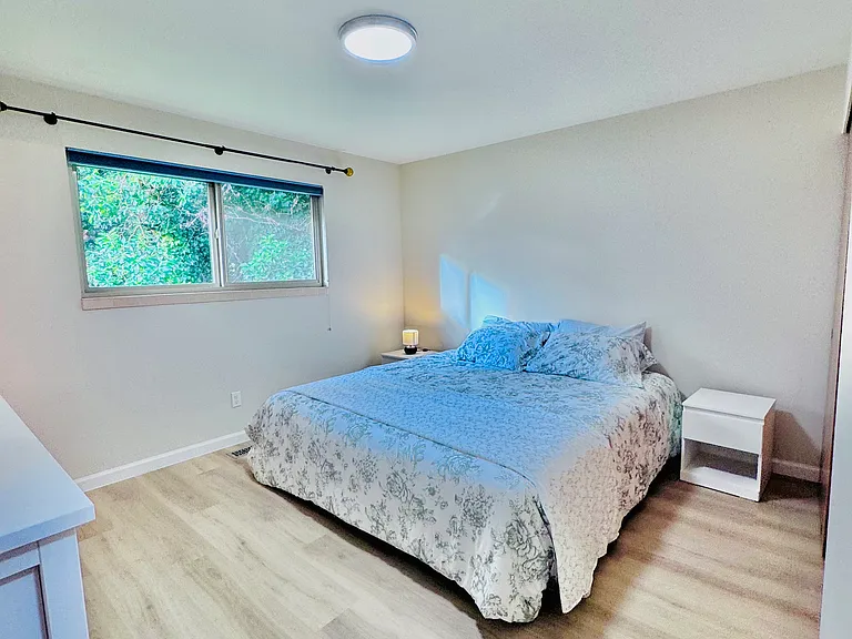 bedroom 2 (10 x 10 ft) with queen bed and closet (2.5 x 7)
