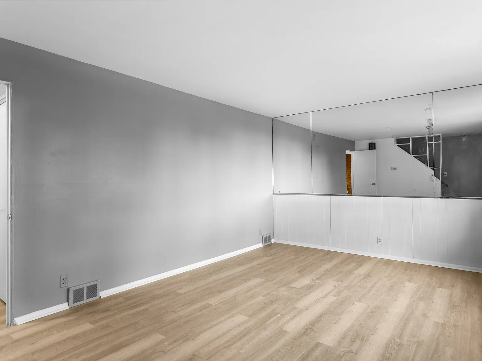 60 Leslie Ave — Photo 2