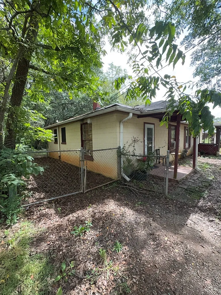 2 bed, 1.0 bath, $650 — Photo 1