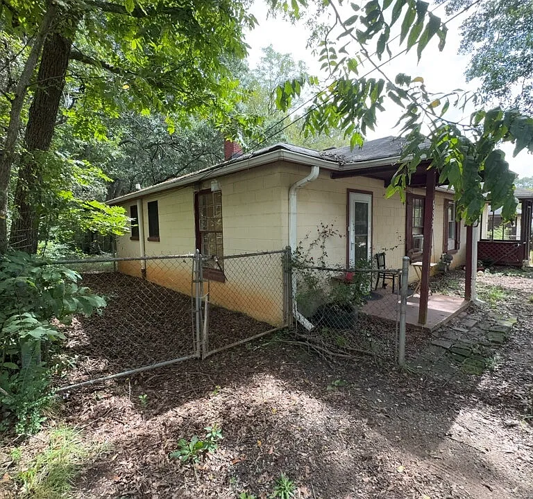689 Beaumont Ave
