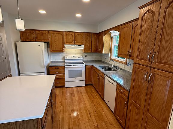 4th image of 85 Buckthorn Dr
